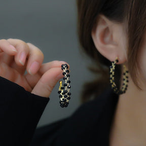Brinco Argola Trançado com Cristal Negro Banhado a Ouro 18k - ByFirenzzi